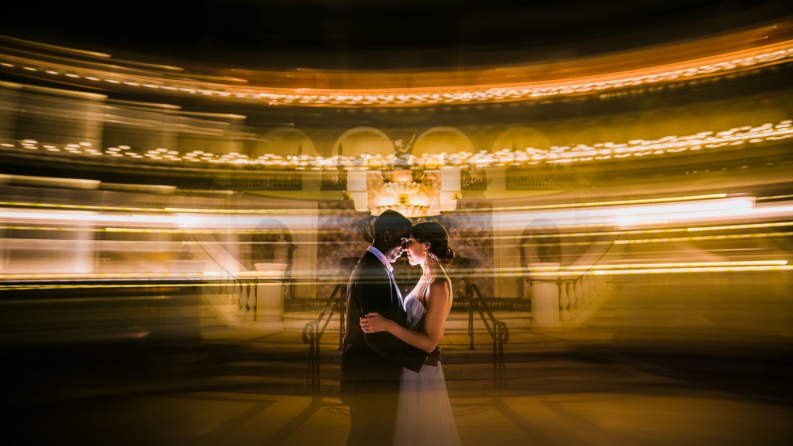 创造性的夜间夫妇肖像的相机闪光灯照明婚纱摄影指导